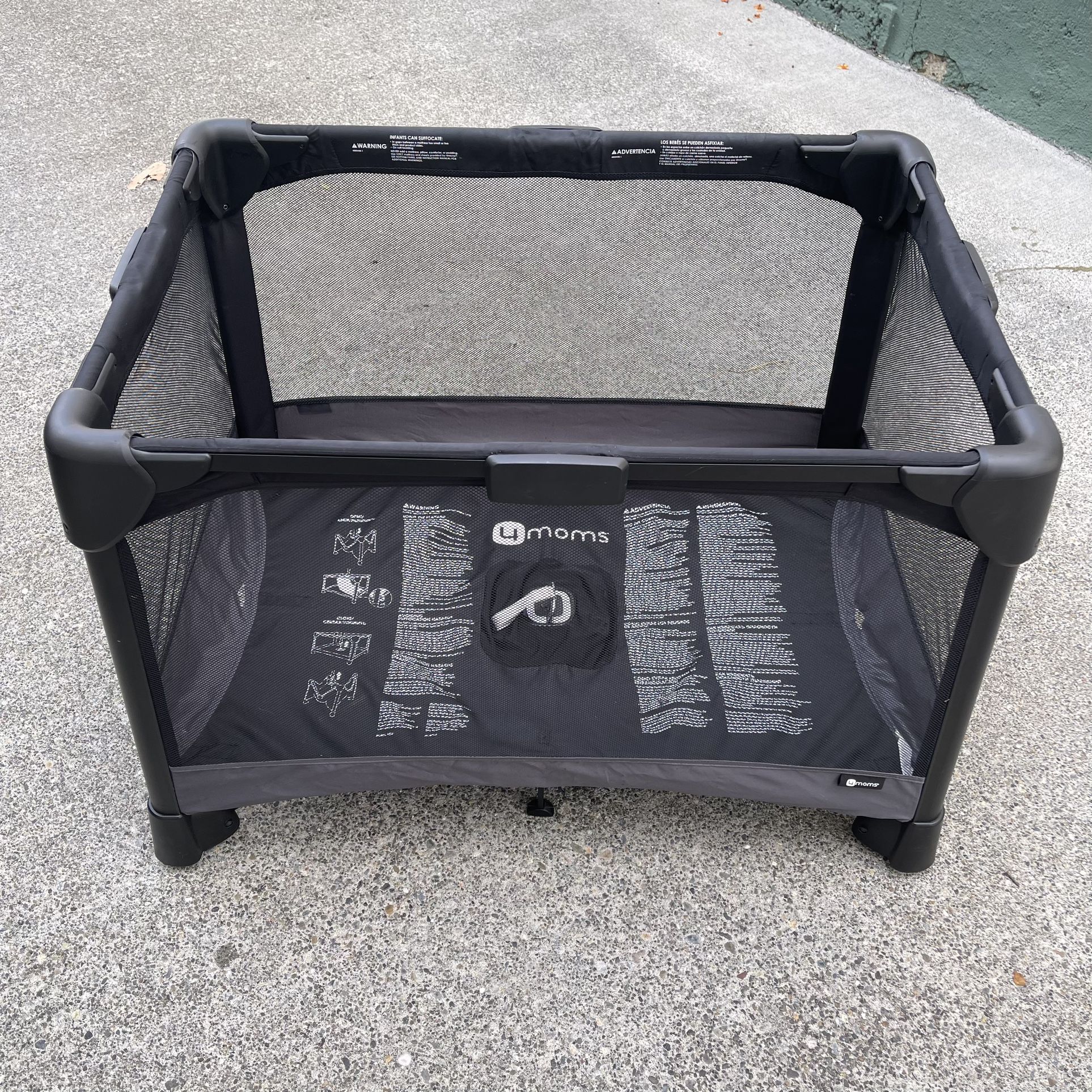 4moms breeze plus Portable Playard with Removable Bassinet and