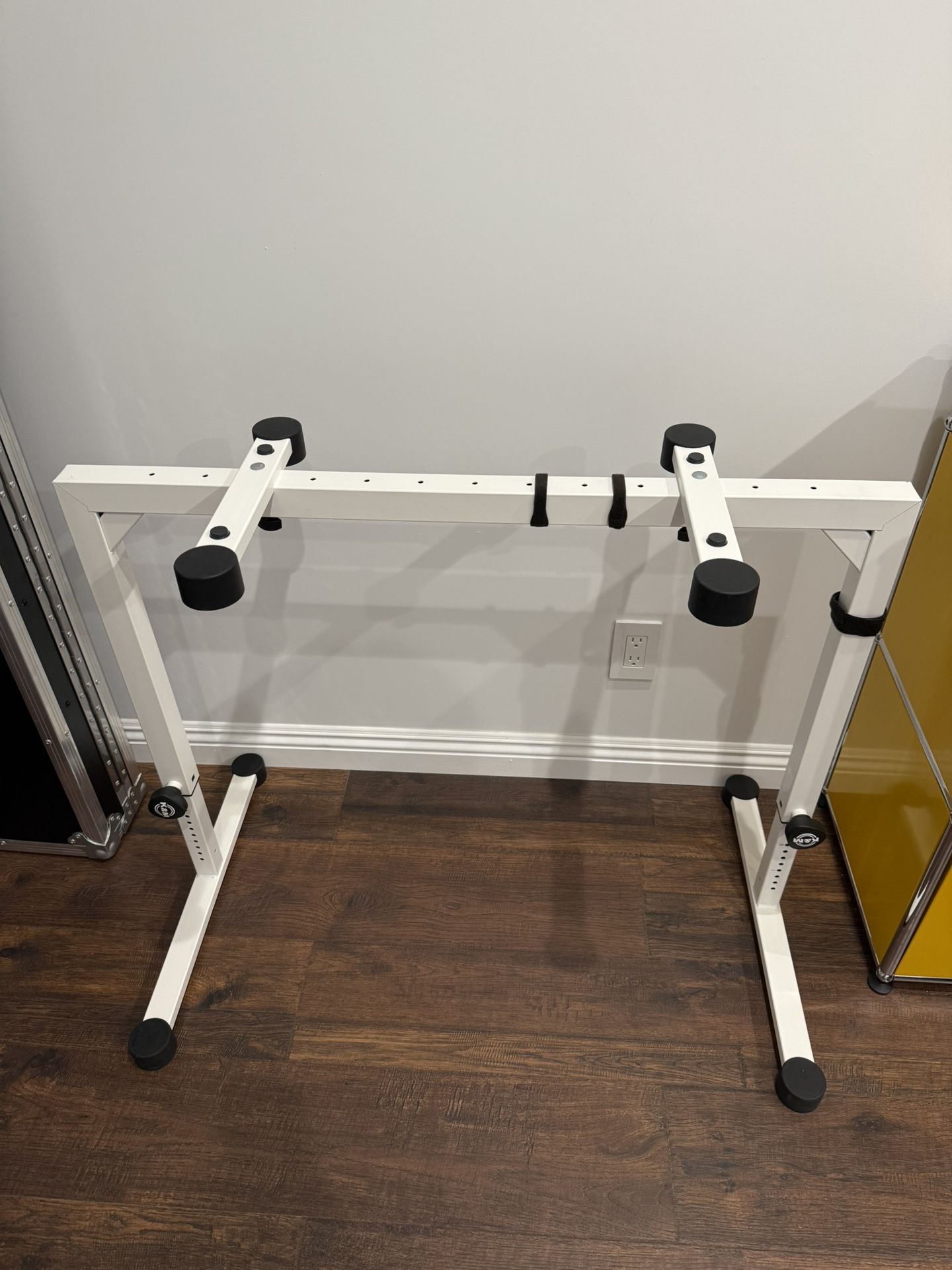 K&M 18810 Omega Table-Style Keyboard Stand (White)