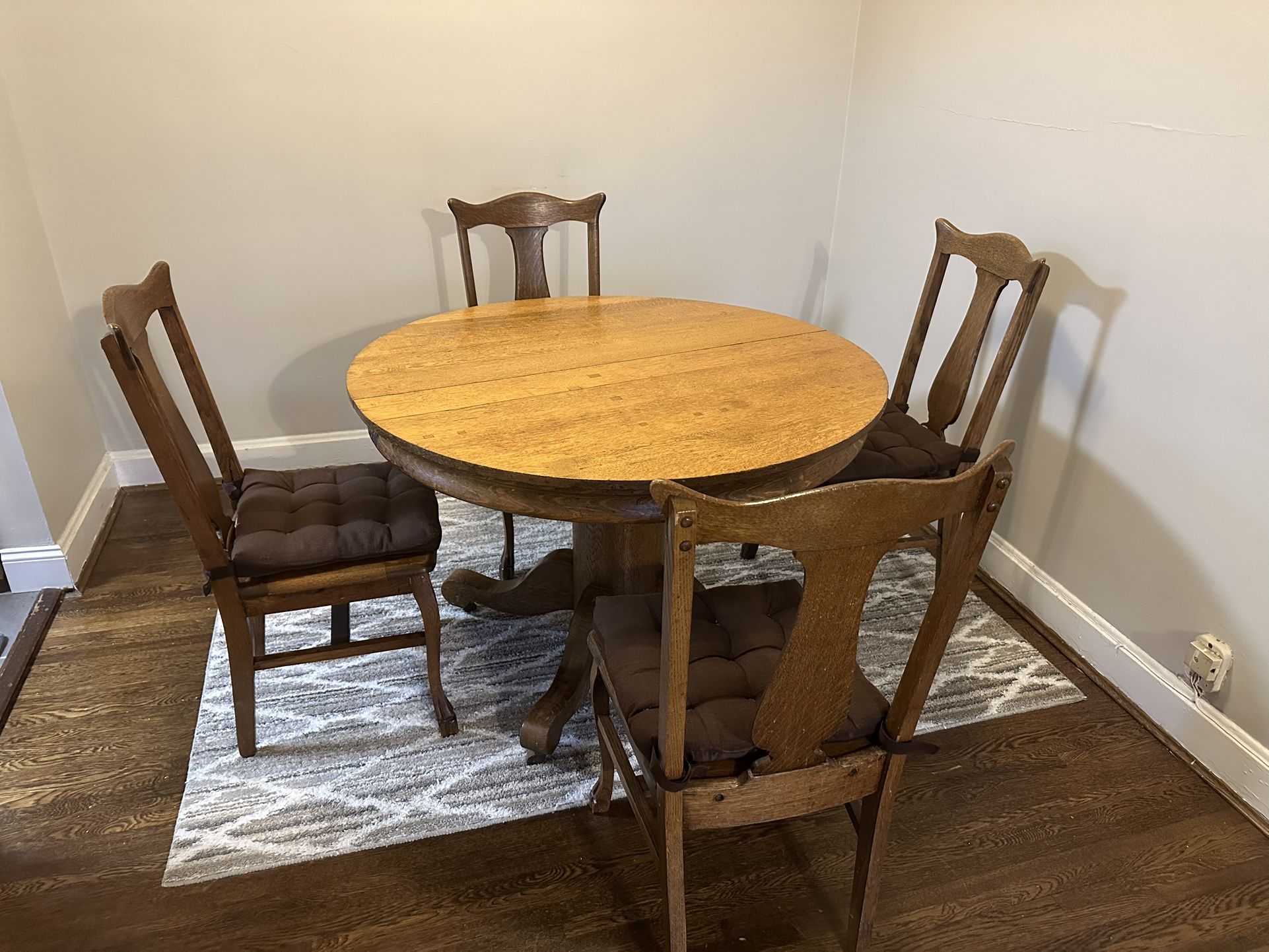 Round Dinning Table