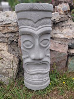 Tiki yard art