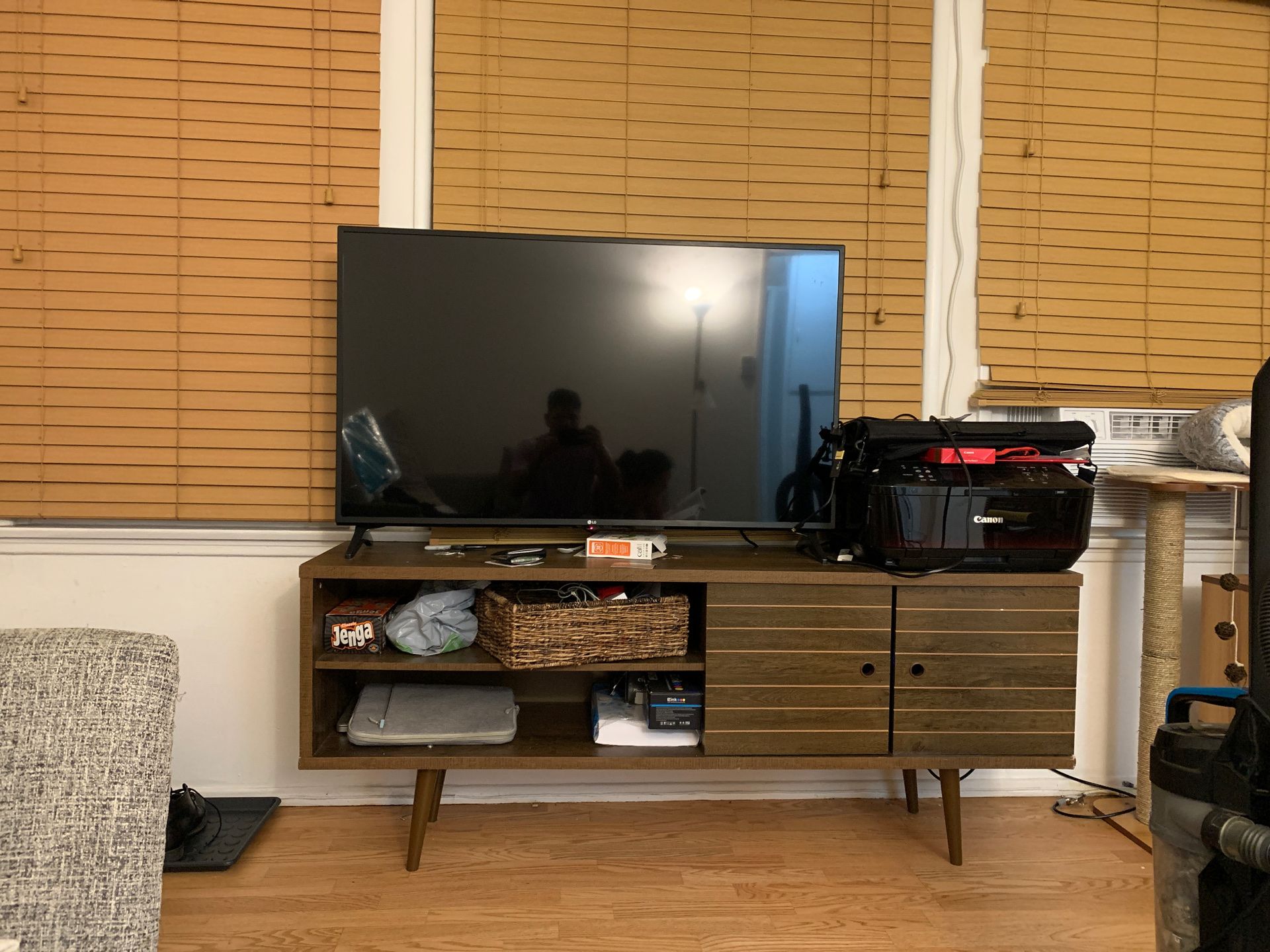 Smart tv LG 42 inc with tv stand