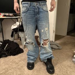 Distressed Loose Fit Jeans