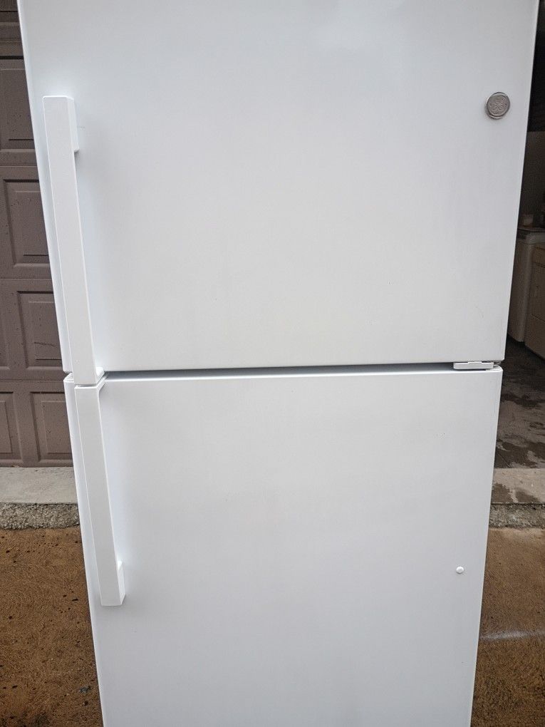 Like New GE Freezer On Top Refrigerator 30W by 66H Delivery Available
Very nice Refrigerator Works great
2 years old
Hardly used
Has scratch on l