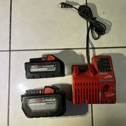 Milwaukee M18 Batería 🔋 12.0ah Y Bateria 8.0ah Y Cargador Todo Se Vende Junto Por $200 Firme Precio Todo Trabaja Bien 