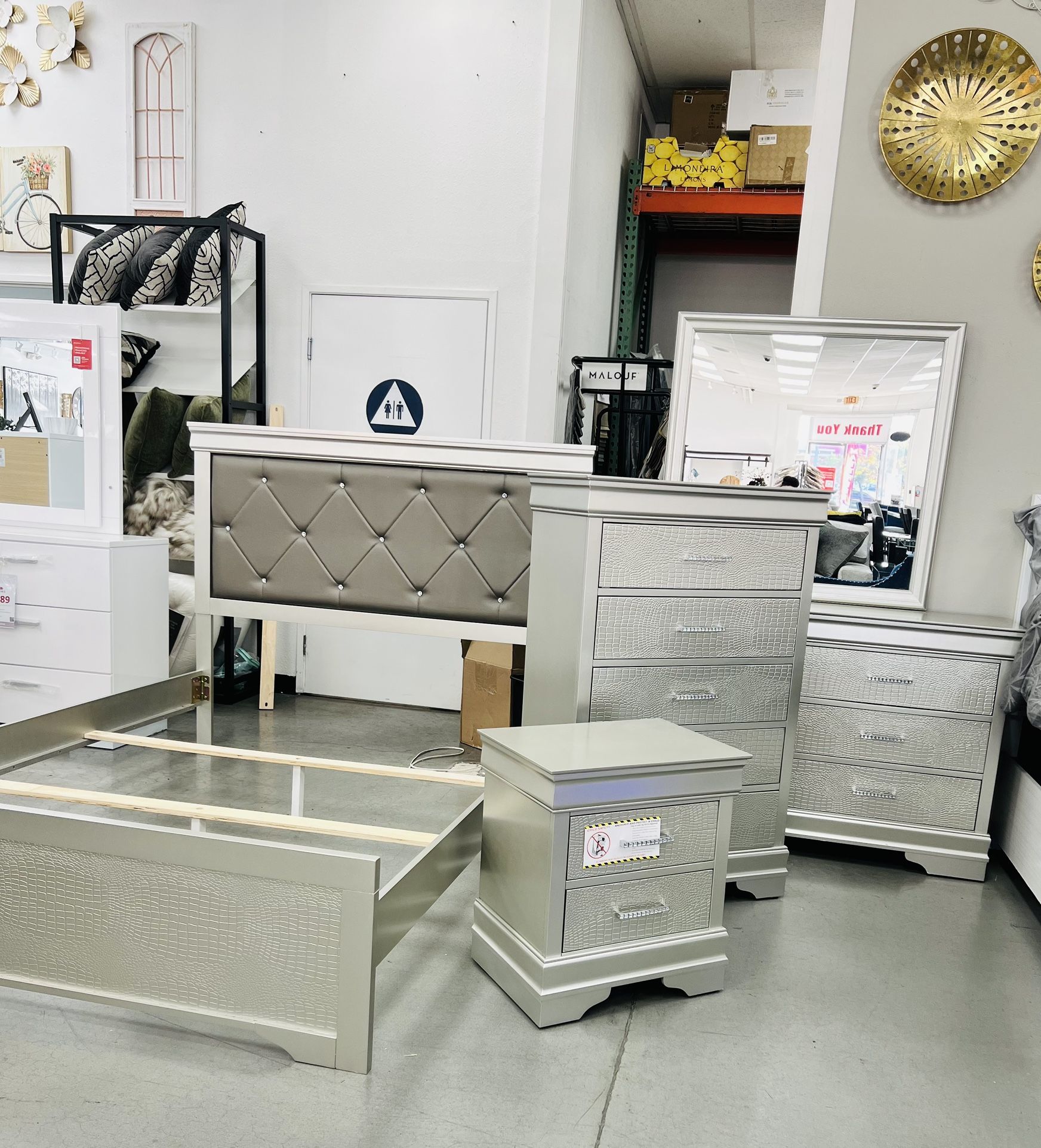 BEDROOM SET QUEEN SZ (BED-FRAME,DRESSER, MIRROR, NIGHTSTAND ,& CHEST) CLEARANCE PRICE!!!🤩✨💎