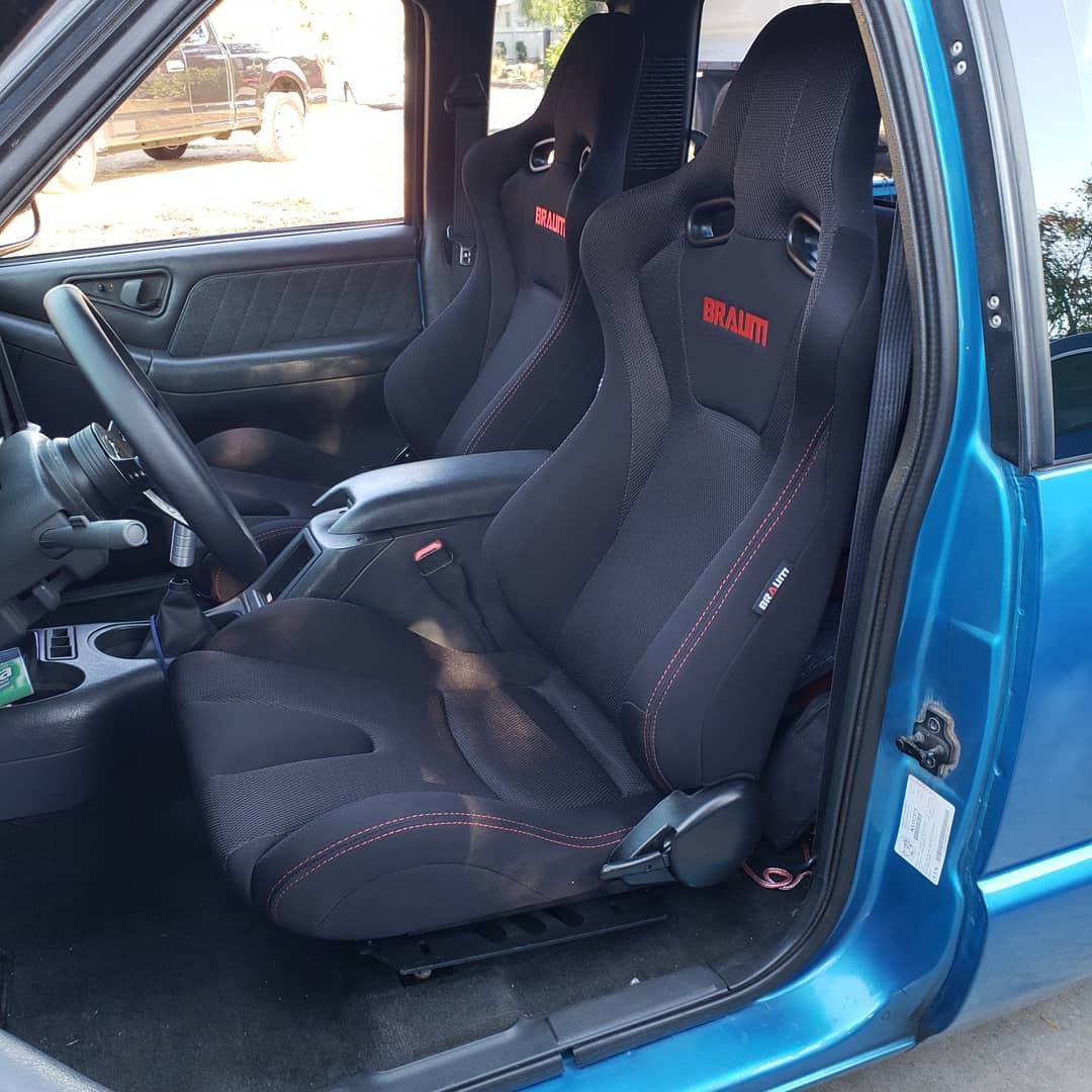 Braum venom race seats with s10/sonoma brackets for Sale in Los Angeles