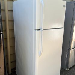 refrigerator in excellent condition🧊