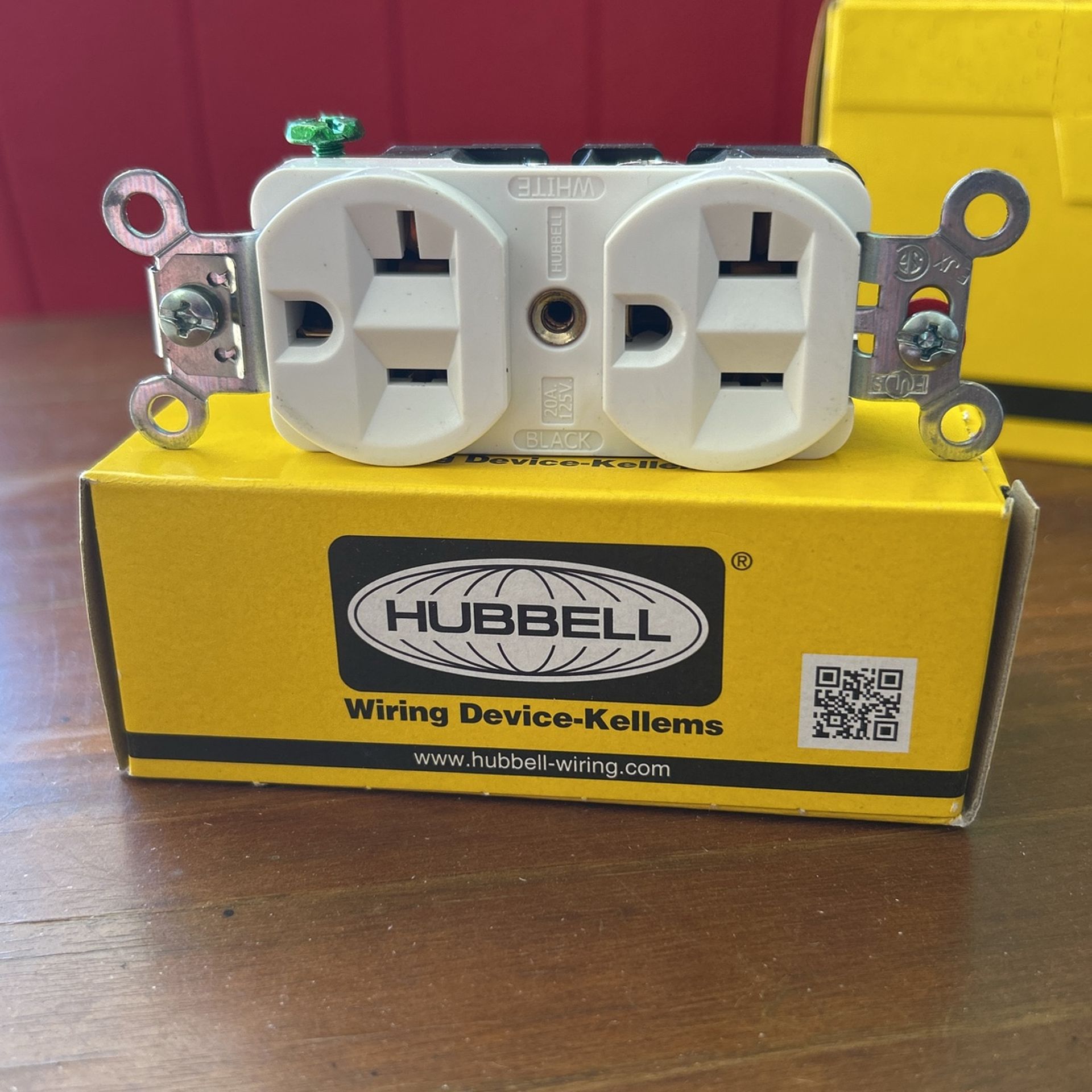 (20) Hubbell 5362W Receptacle Duplex Straight Blade Hubpro 20A 125V White