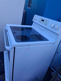 Frigidaire Top-Freezer Refrigerator White everything works well