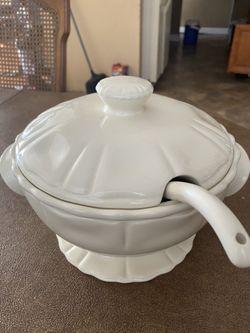 Ceramic soap bowl with lid and scoop