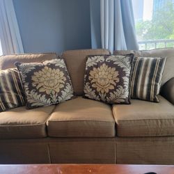 High-End Designer Henredon 3 Seat Sofa – Sturdy & Timeless