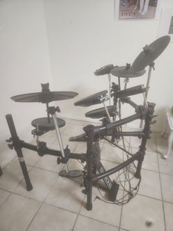Simmons Electronic Drum Kit and Amplifier