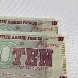Pair of Consecutively numbered Great Britain armed forces 6th Series special voucher like US MPC 10 New Pence notes 1972 pick#M48 both notes cherry ge
