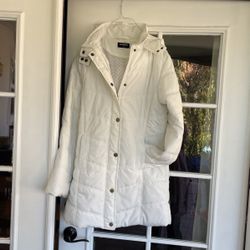 Super Cute SNOW WHITE PUFFER JACKET. S-M