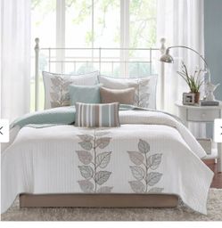 NEW Madison Park Rochelle 6 Piece Embroidered Quilt Set with Throw Pillows