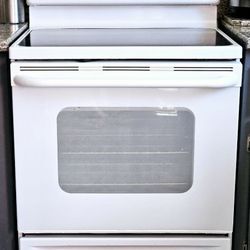 Like New! White GENERAL ELECTRIC stove, 30 inches, in excellent condition. 220 volts, 4 burners; works perfectly. You are welcome to come see it plugg
