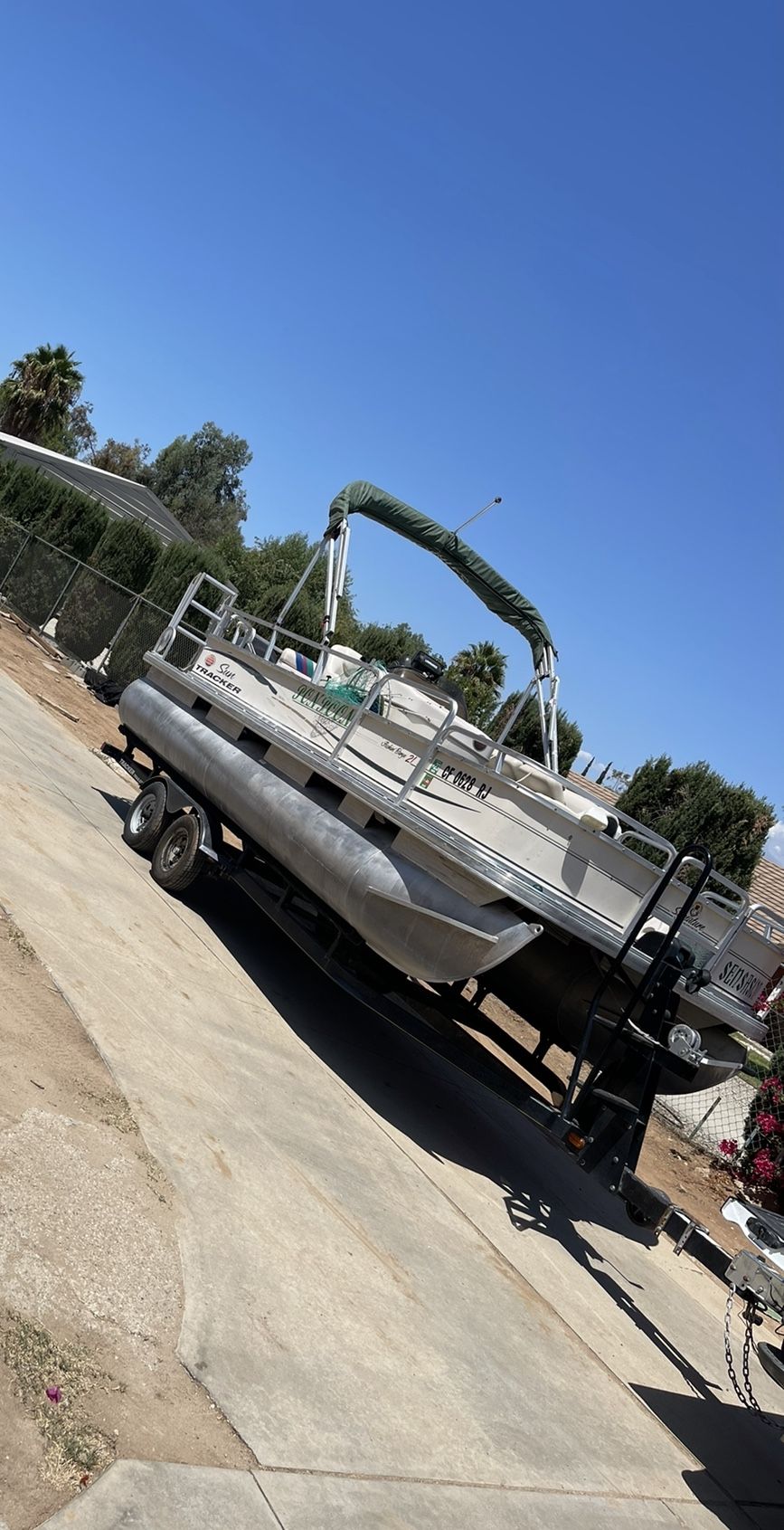 Sun Tracker Pontoon Boat 2006 21’