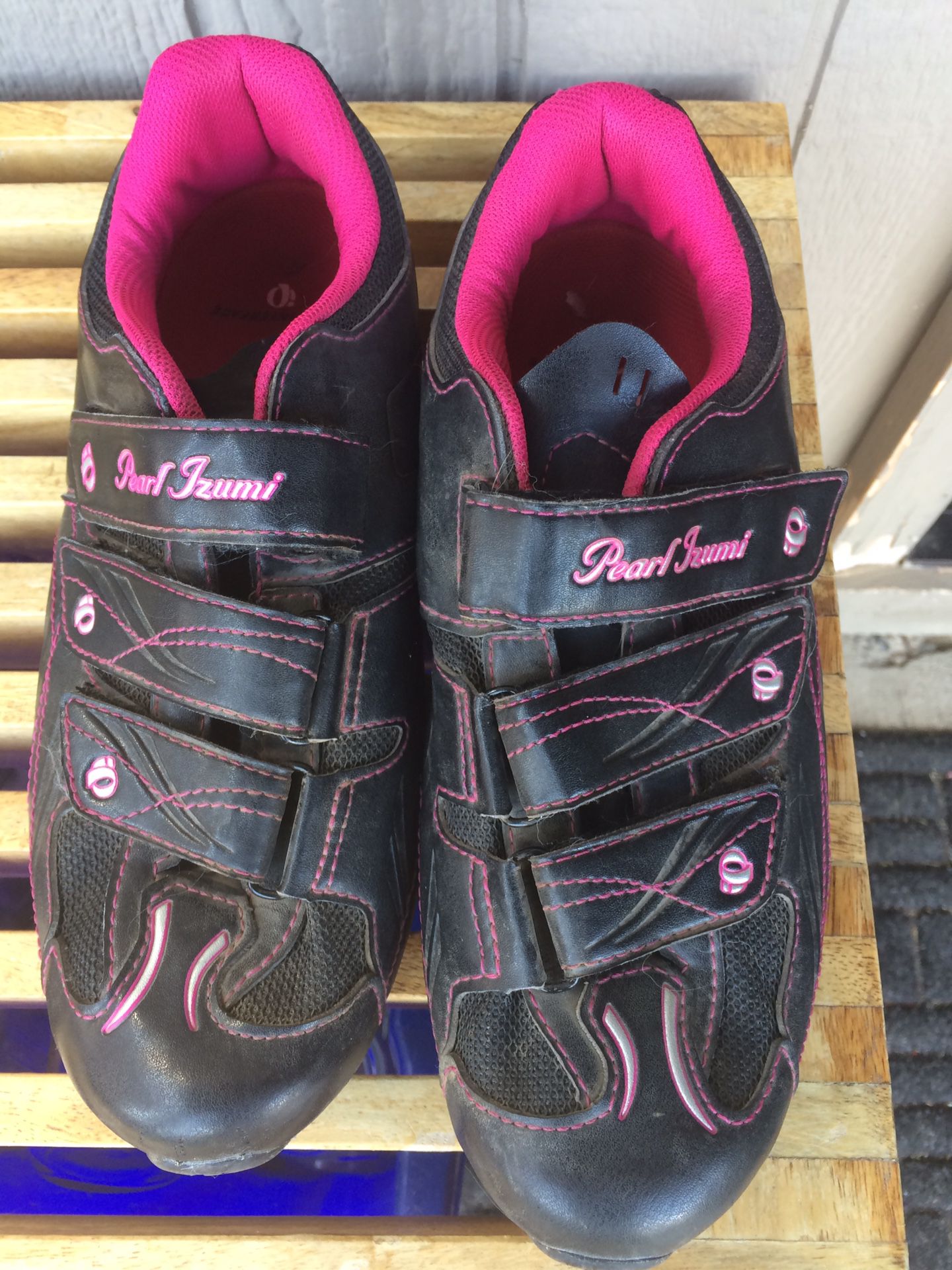 Woman’s pearl Izumi mountain bike shoes