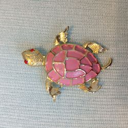 Vintage Beautiful Pink Enamel Turtle Gold Tone Pin Brooch