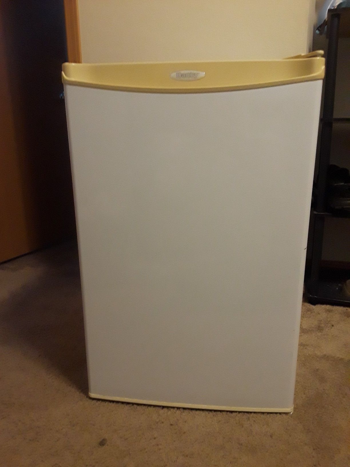 4.3 ft Danby compact refrigerator w/freezer