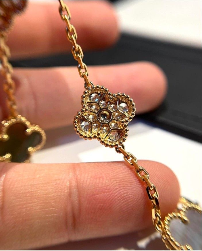 Yellow gold color gray mother-of-pearl inter-diamond four-leaf clover five-flower bracelet