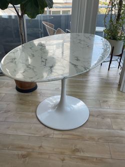 Eero Saarinen-Style Tulip Pedestal Dining Table – Mid-Century Modern