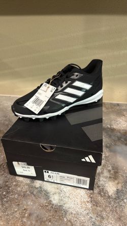 Baseball cleats