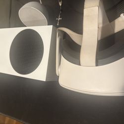 Xbox Series S And Meta Quest 2 
