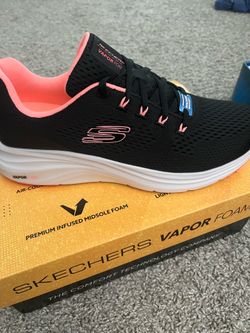 Women’s Skechers Size 9