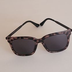 DIFF Eyewear Hailey Tortoise Sunglasses Oversized Square DE01-0255 
54-19-145
Pre-owned, good shape, please see photos for details. No scratches.