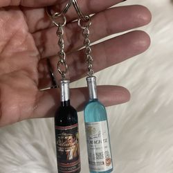 2 Brand New Cute Mini Wine Bottle Weddings Gift Keychains 