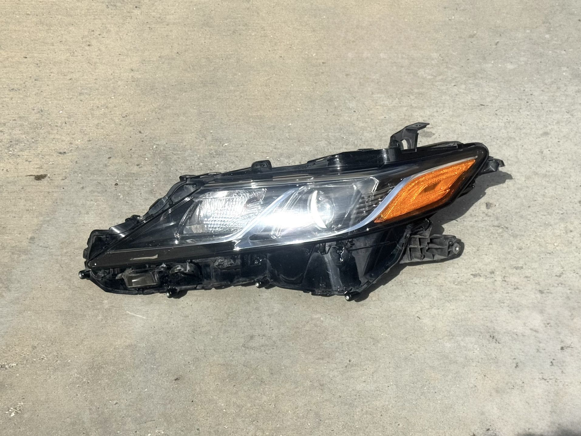 2018 - 2022 TOYOTA CAMRY CHROME HALOGEN LH DRIVER SIDE HEADLIGHT OEM