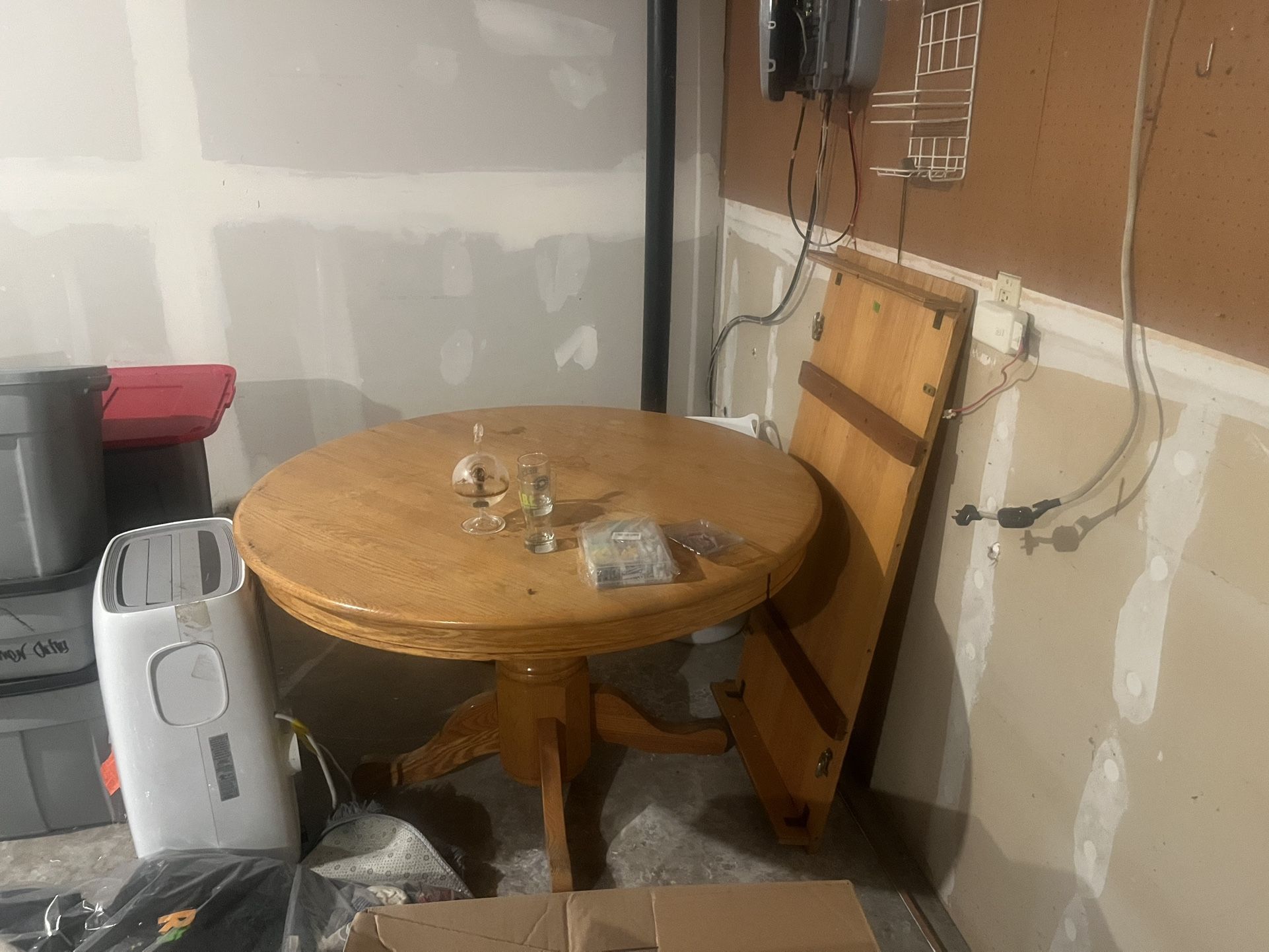 Wood Dining Table With Middle Extender. No Chairs