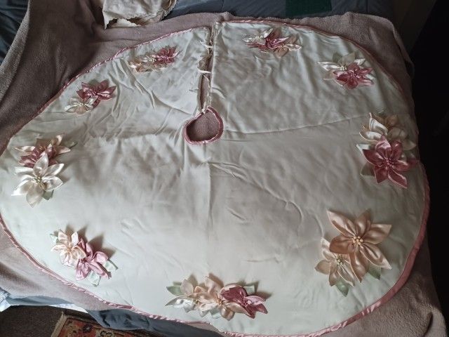 Martha Sterwart. Tree Skirt Like New
