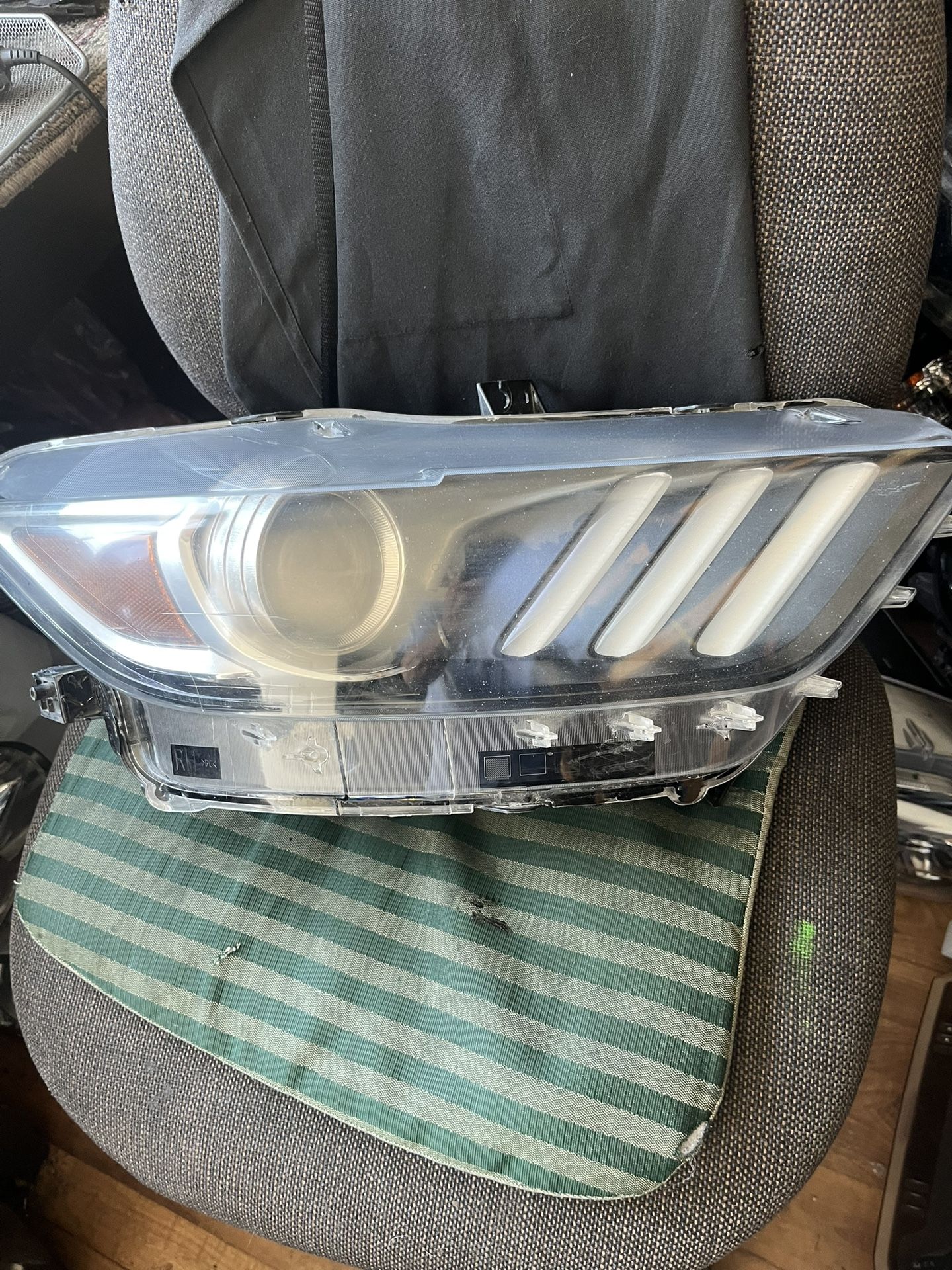 2016-22 FORD MUSTANG RIGHT  HEADLIGHT 