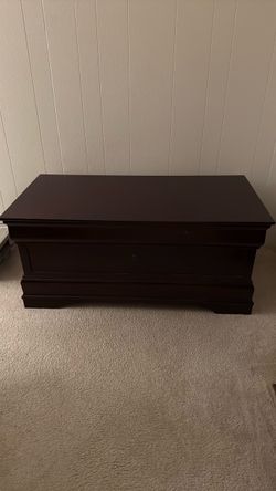 Footbed storage bench