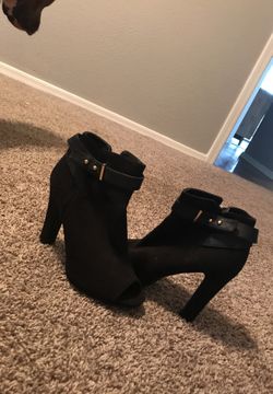 Super cute black peep toe heel