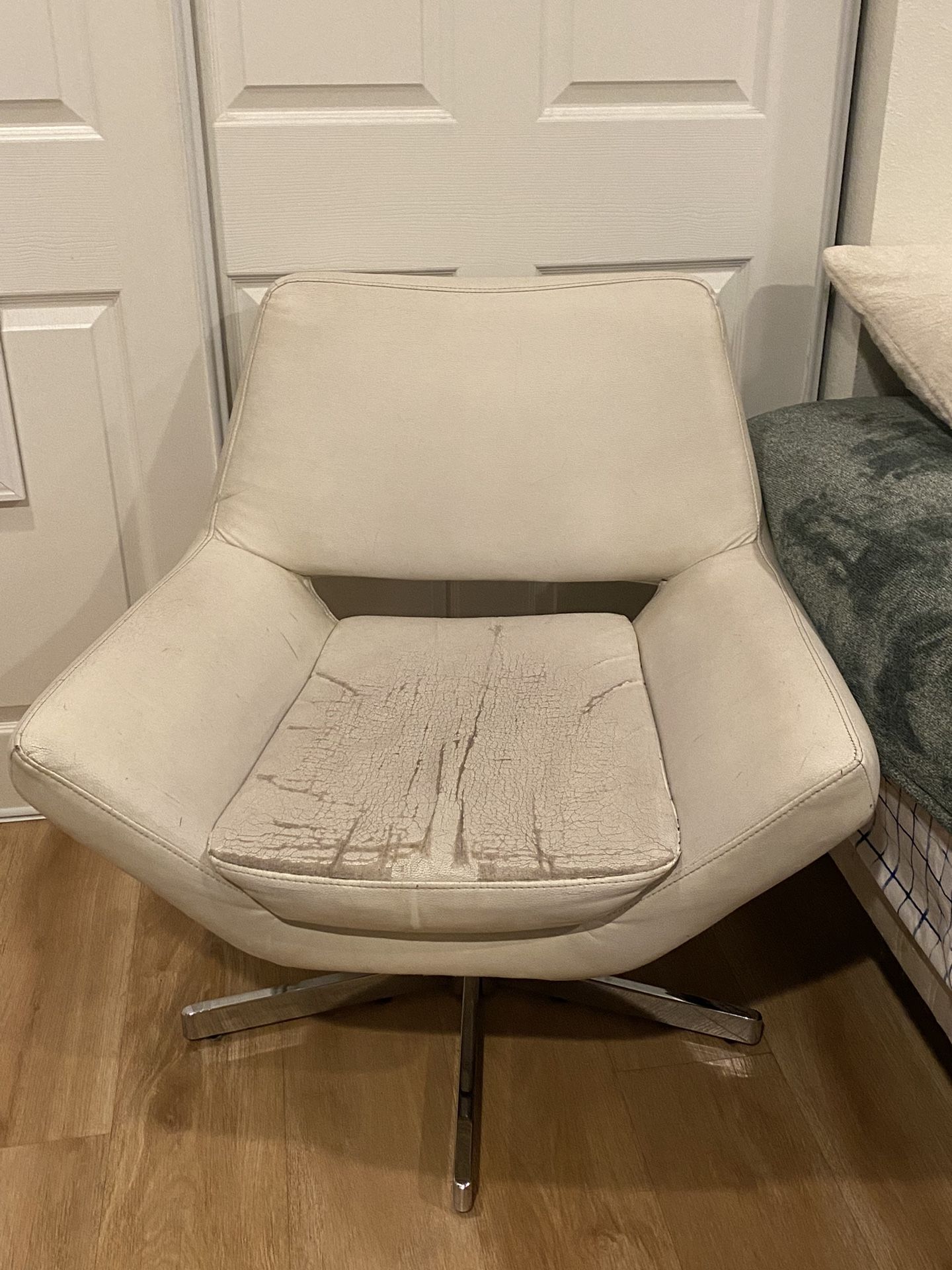 Free White Leather Spinning Chair