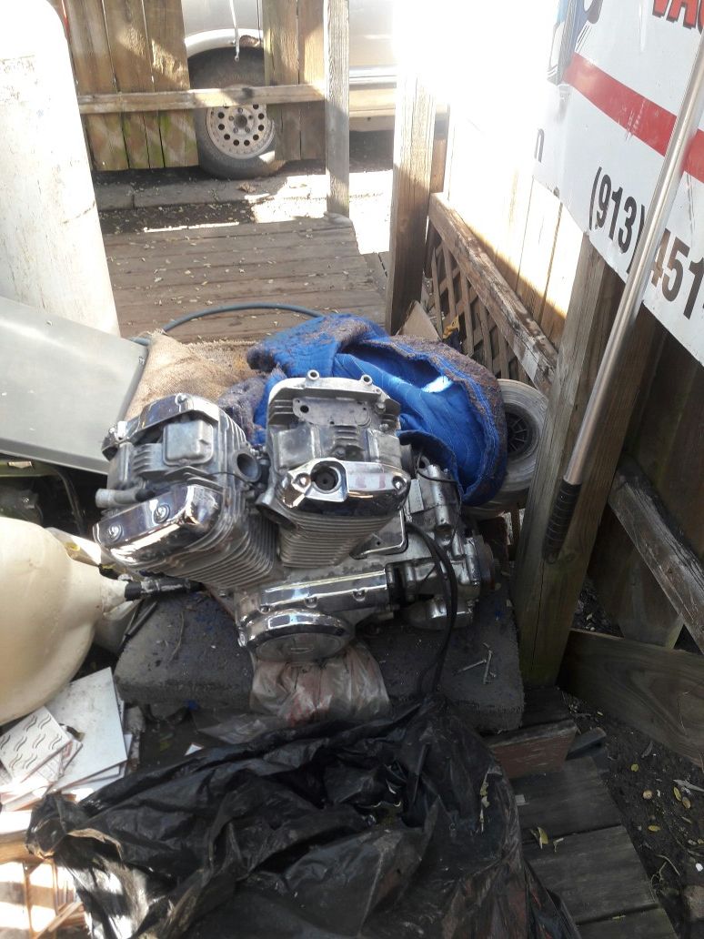 86 Suzuki intruder 700 motor and trans.