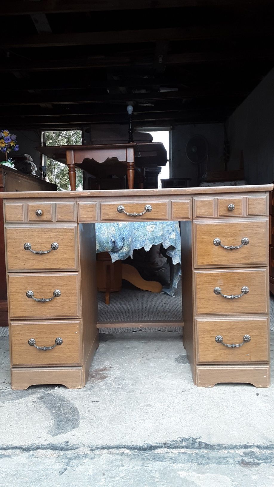 Solid wood six drawer desk in excellent condition