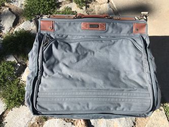 Skyway High Quality Gray Travel Suitcase In New Condition With Leather Handles