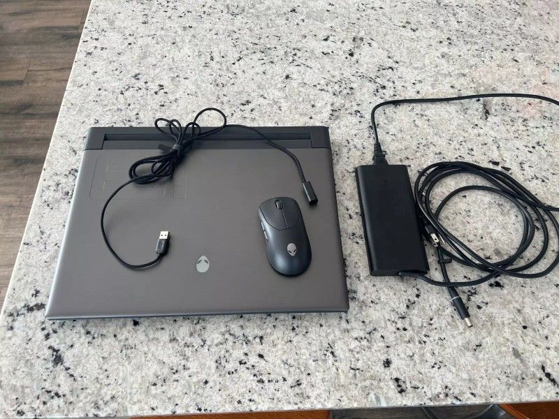 Alienware M18 R1, i9-13980HX, 64GB DDR5, 4TB SSD, RTX 4090, Mechanical Keyboard!