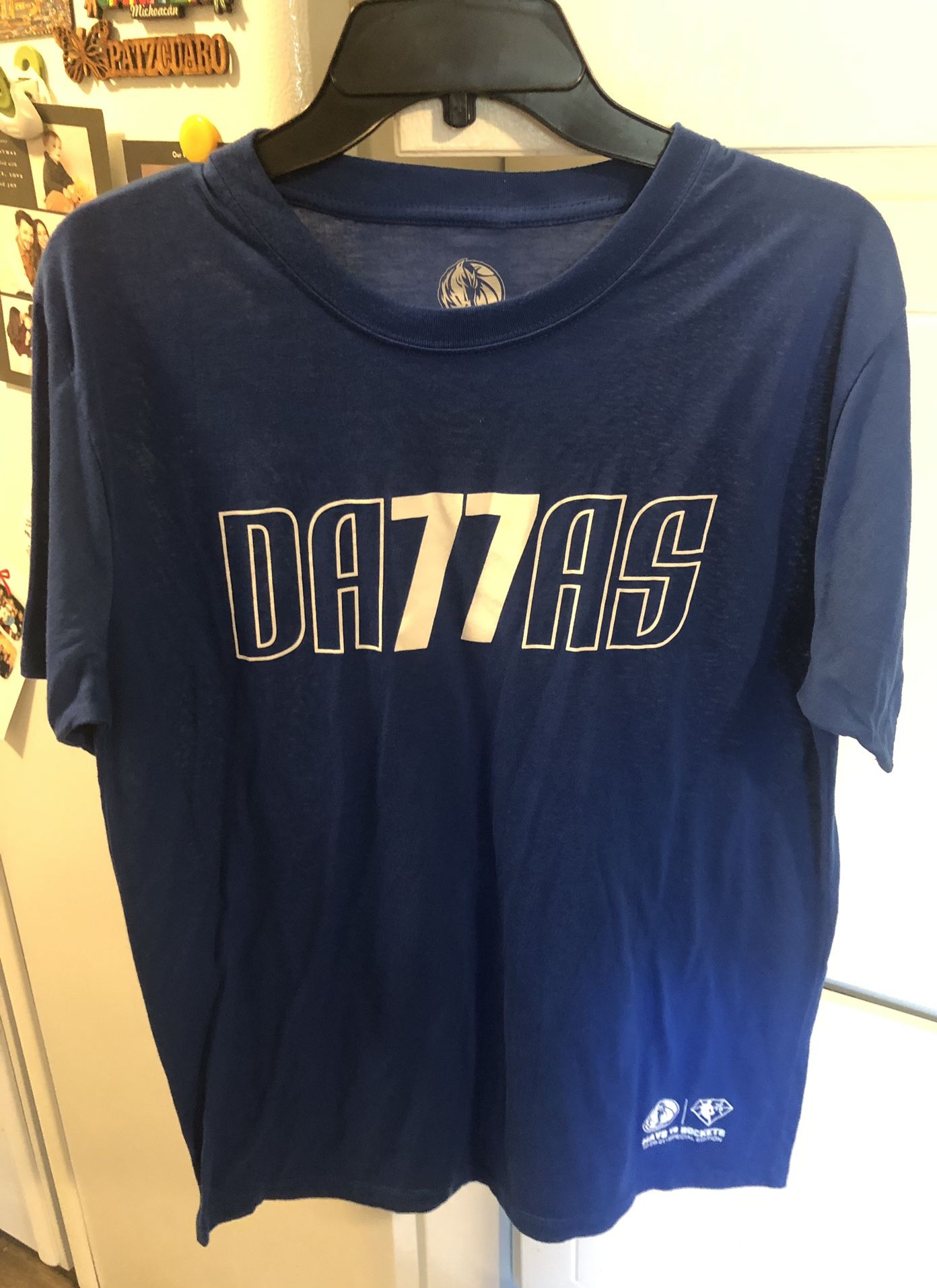 Dallas Mavericks Men’s Size Large Shirt