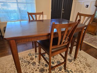 Nice Kitchen Table w/butterfly leaf.