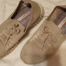 Womens Skechers Sz 8 Slip-ons with Air-cooled Memory Foam in Great, Like New Condition in taupe with hints of glitter