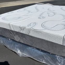 Queen Organic Hybrid Cool Gel Memory Foam Mattress!!