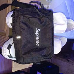 Supreme Black Shoulder Bag (SS19). DS On StockX - $193