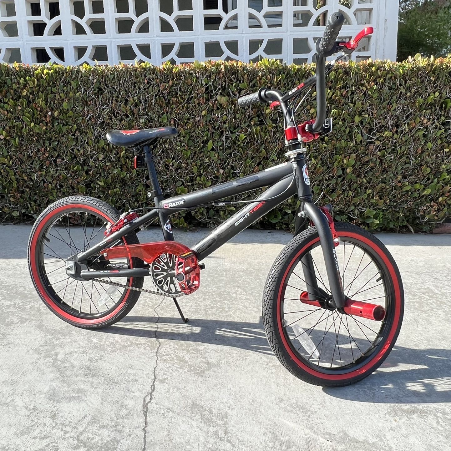 Razor black outlet label bmx bike