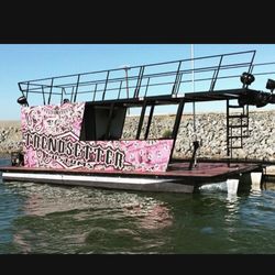 Pontoon / houseboat 