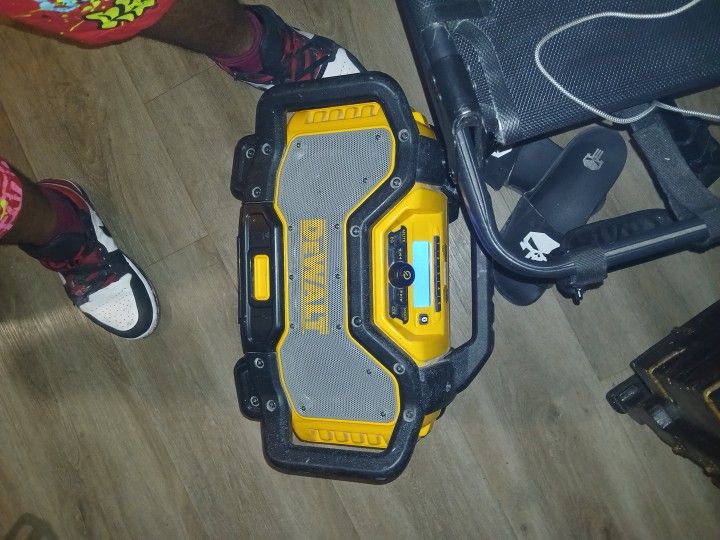 DEWALT 20V MAX Bluetooth  Speaker / Radio with built-in Charger